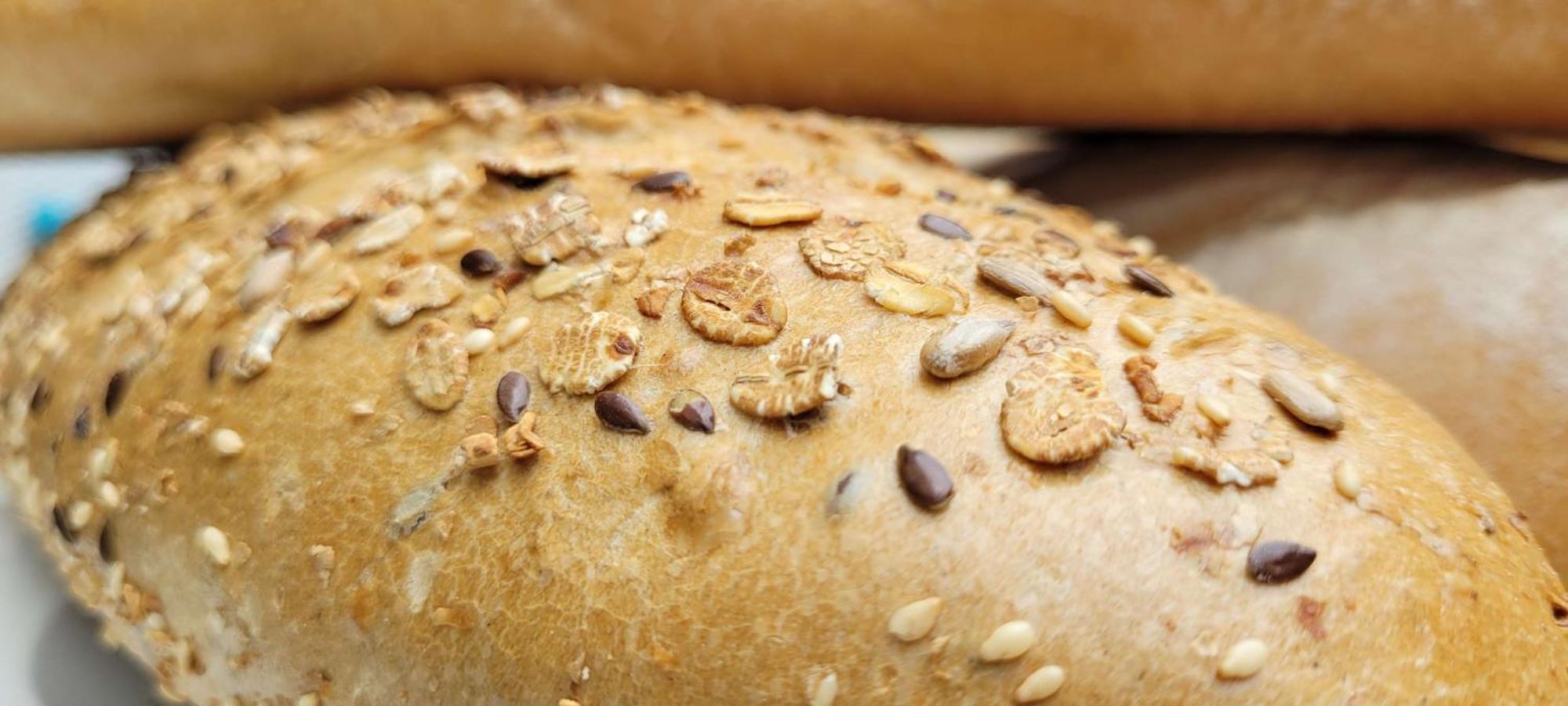 Radisson Blu Hotel, Большая Нойда Экстерьер фото Sesame seeds on bread
