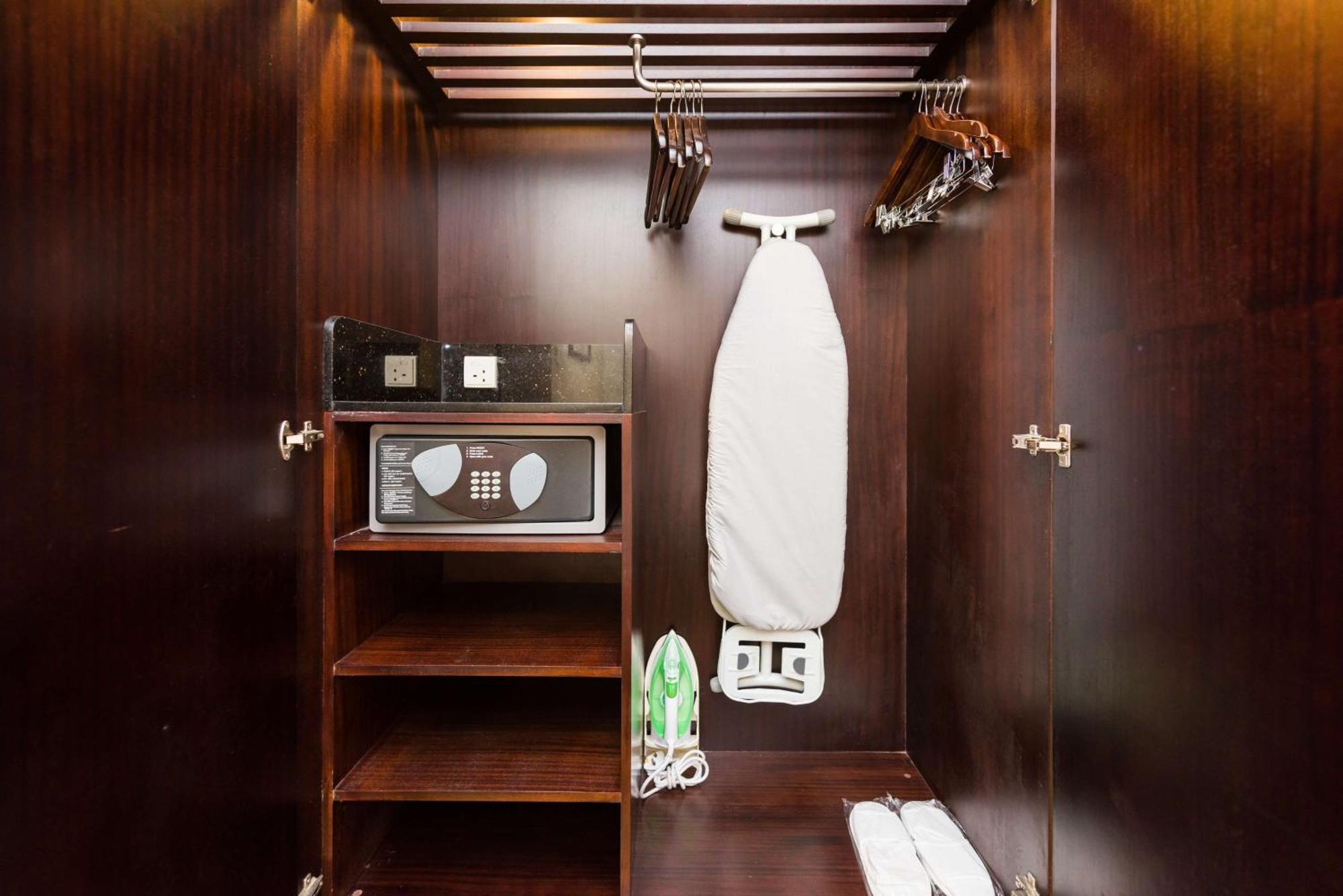 Radisson Blu Hotel, Большая Нойда Экстерьер фото A hotel room wardrobe with a safe