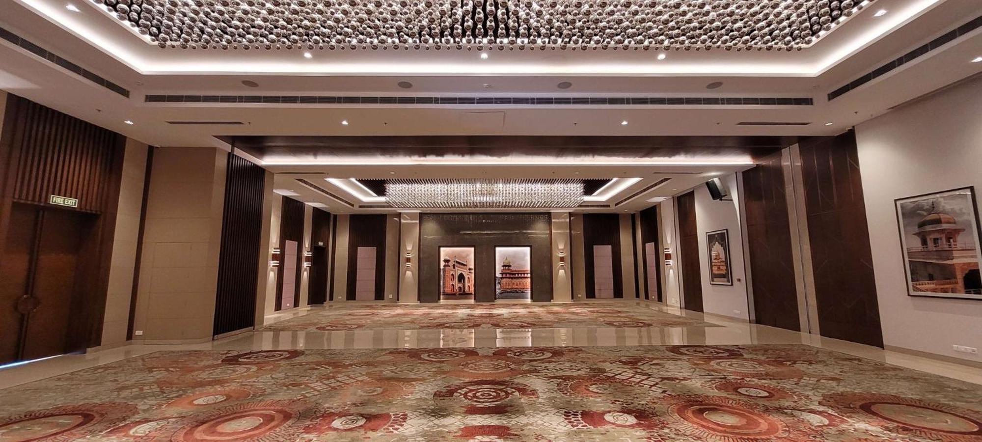 Radisson Blu Hotel, Большая Нойда Экстерьер фото The lobby of the hotel