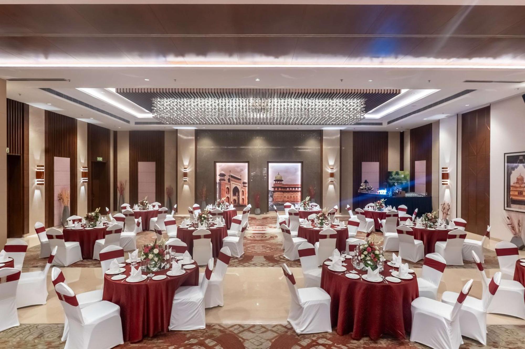 Radisson Blu Hotel, Большая Нойда Экстерьер фото The Grand Ballroom