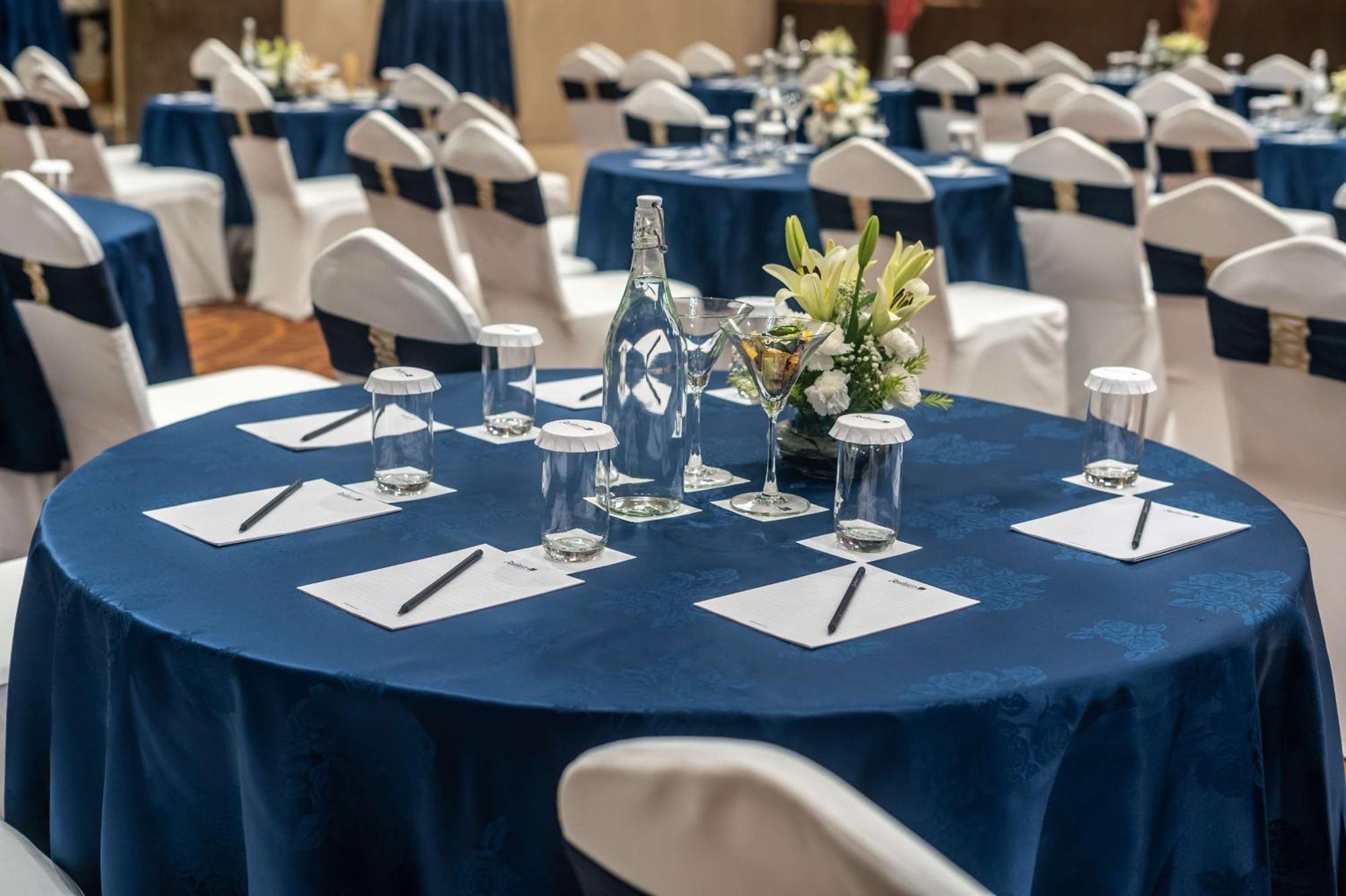 Radisson Blu Hotel, Большая Нойда Экстерьер фото A round table with a blue tablecloth