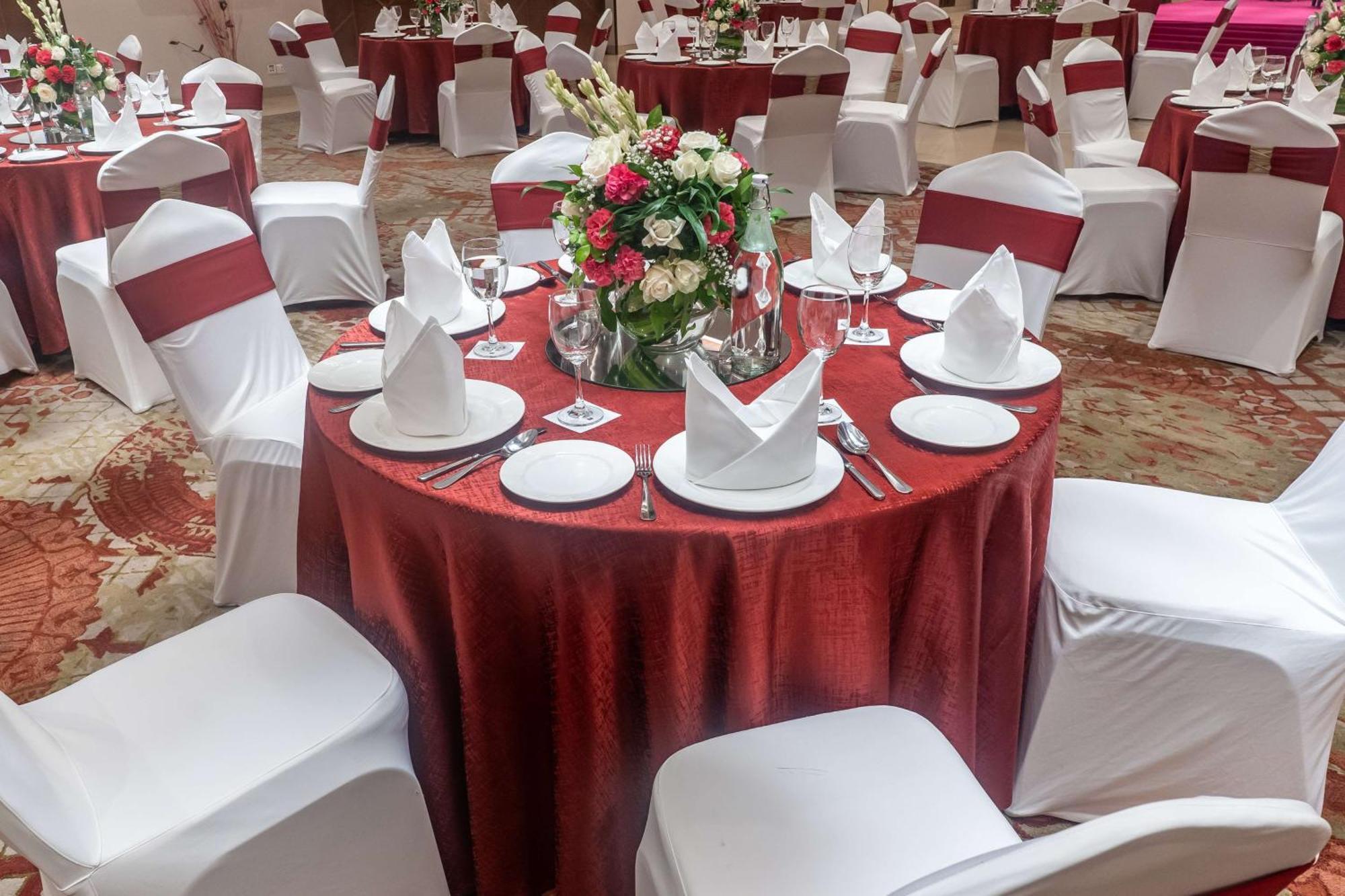 Radisson Blu Hotel, Большая Нойда Экстерьер фото A table set for a formal dinner