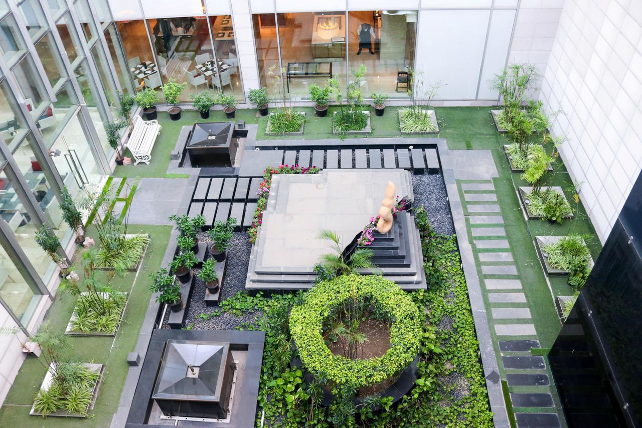 Radisson Blu Hotel, Большая Нойда Экстерьер фото The courtyard of the hotel
