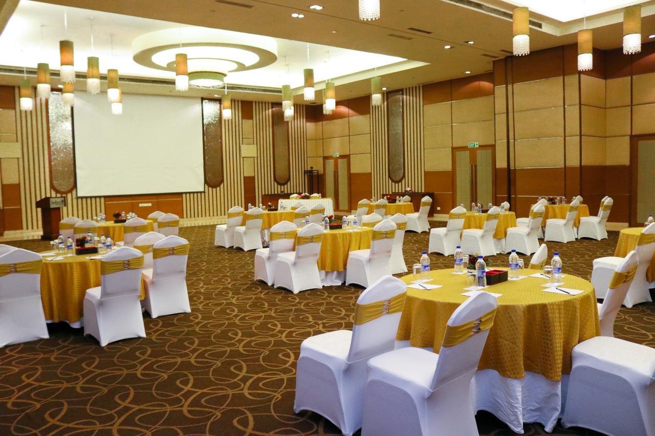 Radisson Blu Hotel, Большая Нойда Экстерьер фото A typical conference room