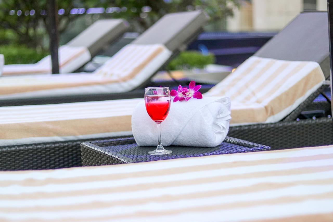 Radisson Blu Hotel, Большая Нойда Экстерьер фото Poolside at the hotel