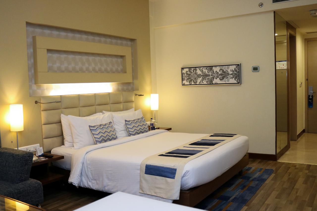 Radisson Blu Hotel, Большая Нойда Экстерьер фото A room at the Taj Bengal