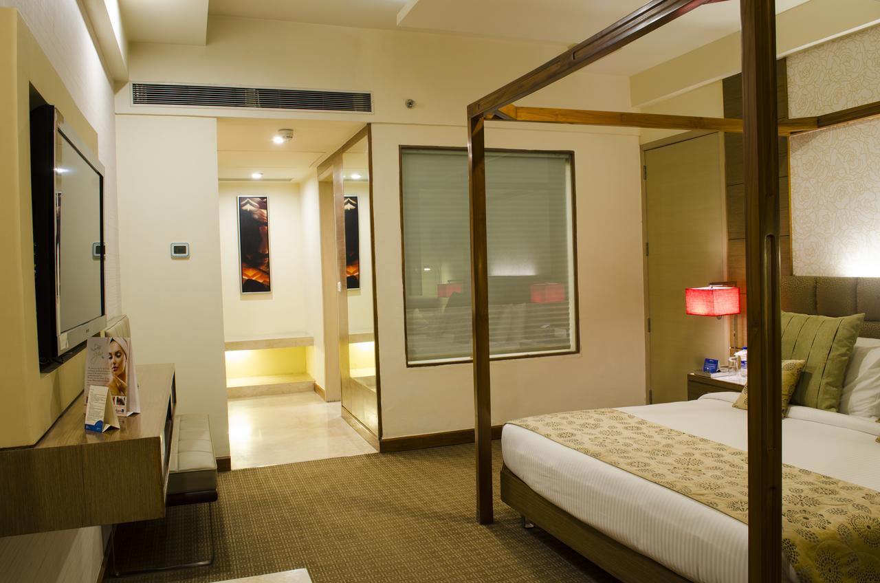 Radisson Blu Hotel, Большая Нойда Экстерьер фото A room at the Taj Bengal