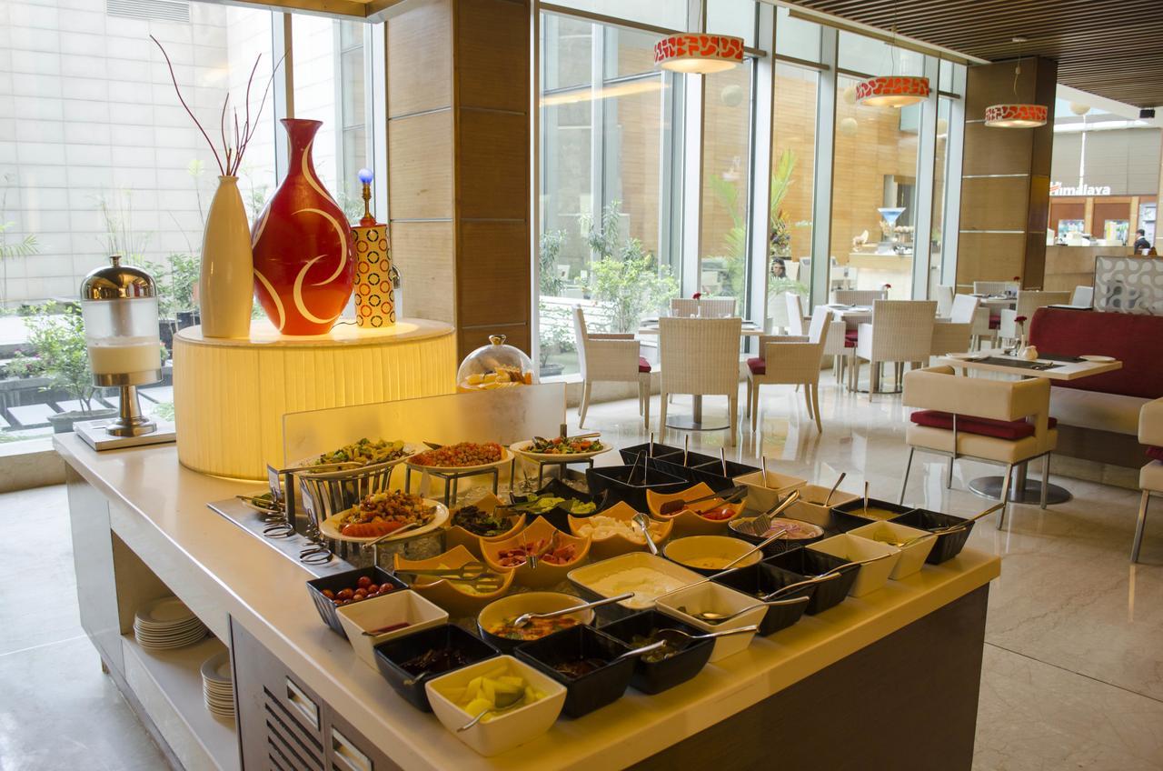 Radisson Blu Hotel, Большая Нойда Экстерьер фото A buffet at a hotel